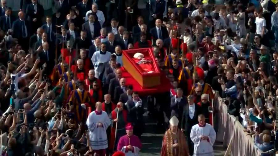 Cinco símbolos en el féretro del papa Francisco: significado, historia y curiosidades