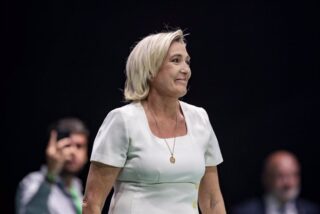 Marine Le Pen denuncia una 'caza de brujas' contra ella y saca a la calle a los suyos