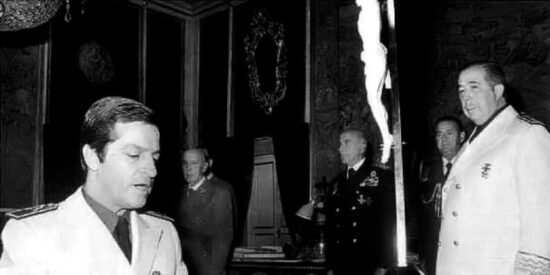 Adolfo Suárez jurando los Principios del Movimiento