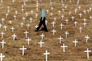 Cruces por los granjeros afrikaners asesinados en Sudáfrica