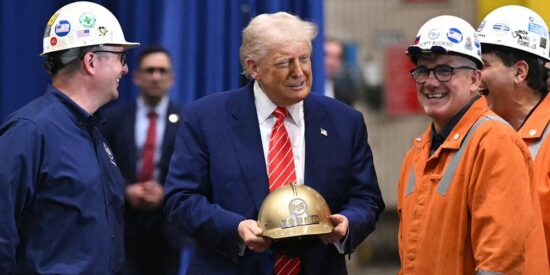 Donald Trump con los obreros siderúrgicos de EEUU