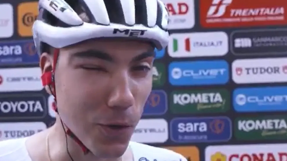 El picotazo de una abeja deja al ciclista Juan Ayuso con el ojo hinchado