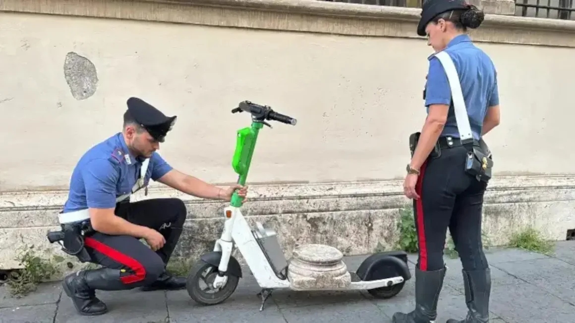 Los policías con el patinete del turista ladr&oacute;n de antig&uuml;edades