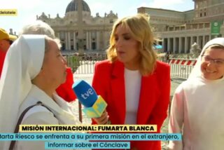 Marta Riesco con el micro de TVE en el Vaticano