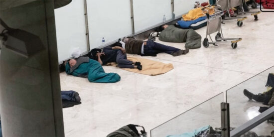 La T4 de Barajas, colapsada con más de 400 personas pernoctando. 