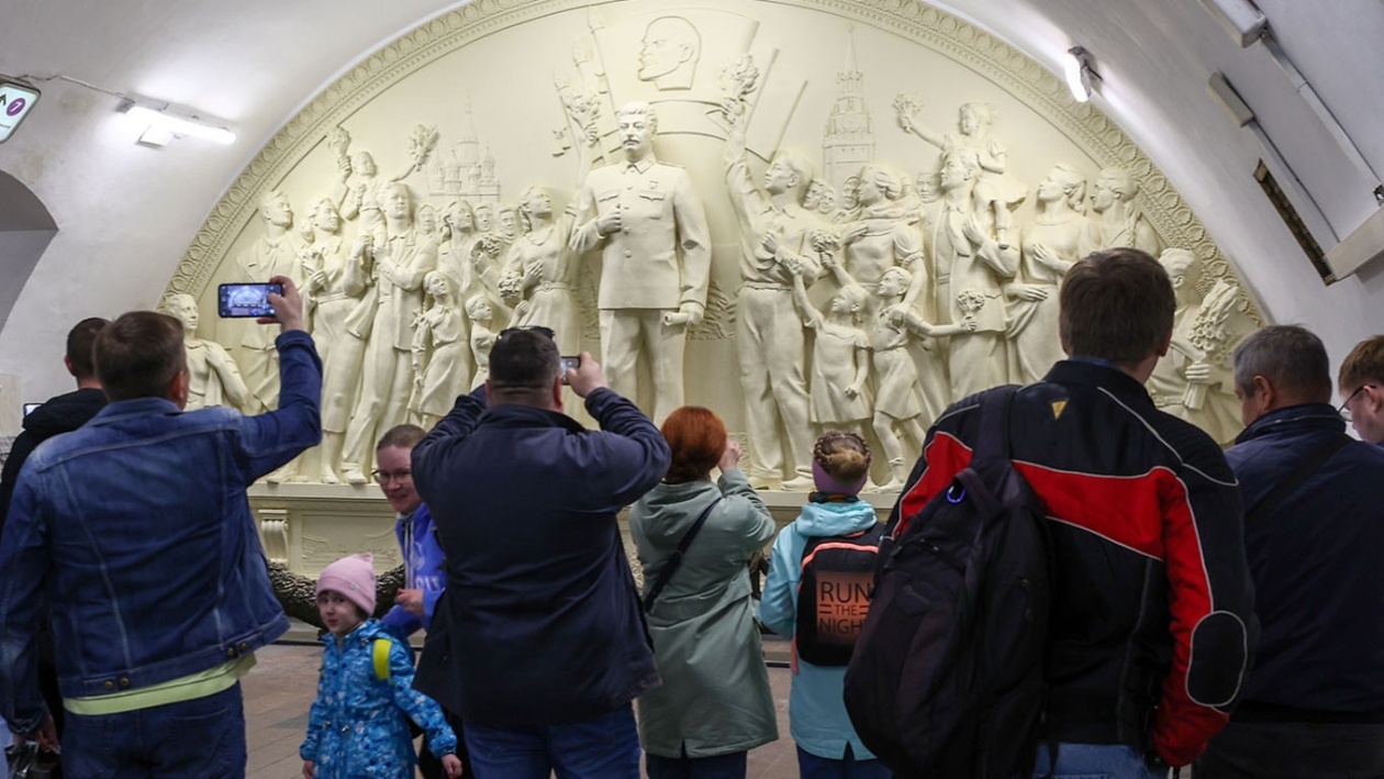 Una nueva estatua de Stalin en el Metro de Moscú
