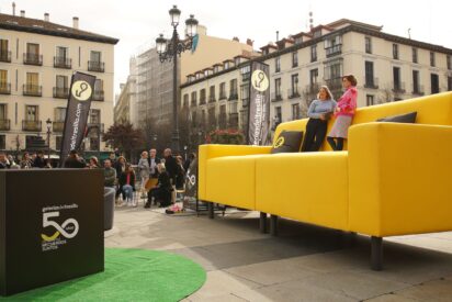 Galerías del Tresillo convierte el sofá en arte urbano para celebrar su 50 aniversario