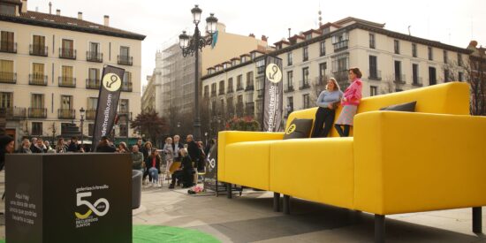 Galer&iacute;as del Tresillo convierte el sof&aacute; en arte urbano para celebrar su 50 aniversario