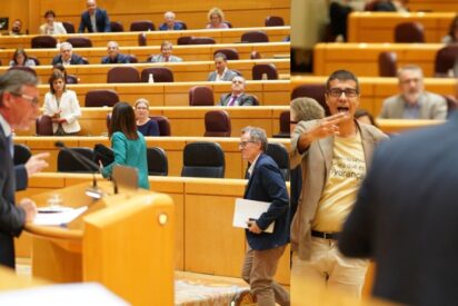 Alfonso Serrano habla mientras los indepes abandonan el hemiciclo.