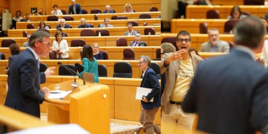 Alfonso Serrano habla mientras los indepes abandonan el hemiciclo.