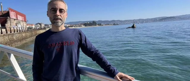 Cangas sin conductor y con un autobús haciendo eses por la carretera.