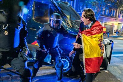 La Policía Nacional (UIP) carga contra los que protestan ante la sede del PSOE en Ferraz