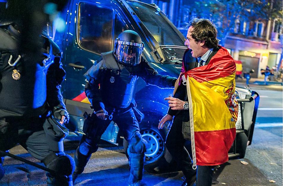 La Policía Nacional (UIP) carga contra los que protestan ante la sede del PSOE en Ferraz