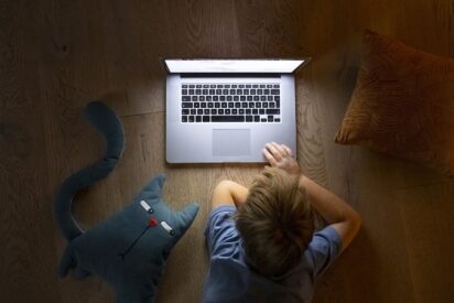 Los chatbots de IA, el nuevo 'confidente' digital de los menores