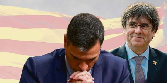 S&aacute;nchez se arrodilla ante Puigdemont y promete hacer 'lo que quieran' a los separatistas de Junts