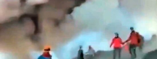 El Etna entra en erupci&oacute;n y provoca la evacuaci&oacute;n de turistas en Sicilia