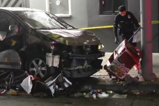 El coche tras embestiar a la gente a la puerta de nightclub de Los Angeles