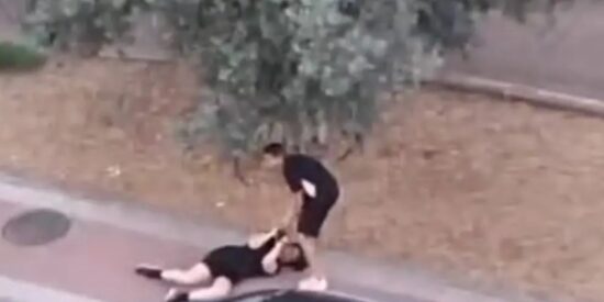 El delincuente marroquí agrediendo a la vecina de Parla