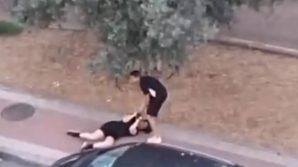 El delincuente marroquí agrediendo a la vecina de Parla