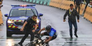 El espontáneo que quiso cruzar con su bicicleta la meta de Valence en el Tour de Francia