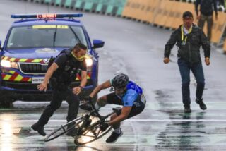 El espontáneo que quiso cruzar con su bicicleta la meta de Valence en el Tour de Francia