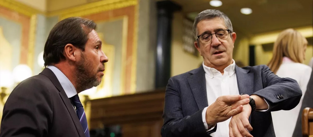 El ministro de Transportes, Óscar Puente y el portavoz del PSOE en el Congreso, Patxi López