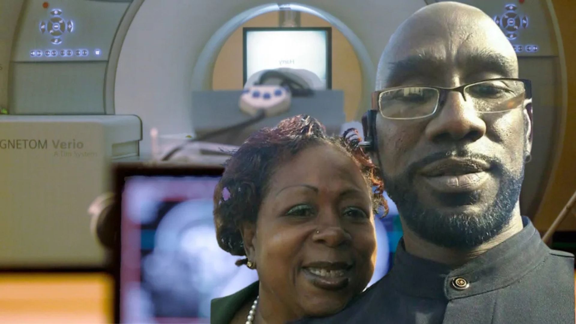 La esposa y el hombrea tragado por la máquina de resonancia magnética (MIR)