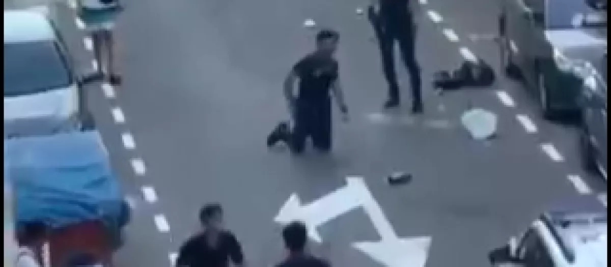 Momento de la agresión a los policías locales de Torrevieja por parte de un grupo de magrebíes