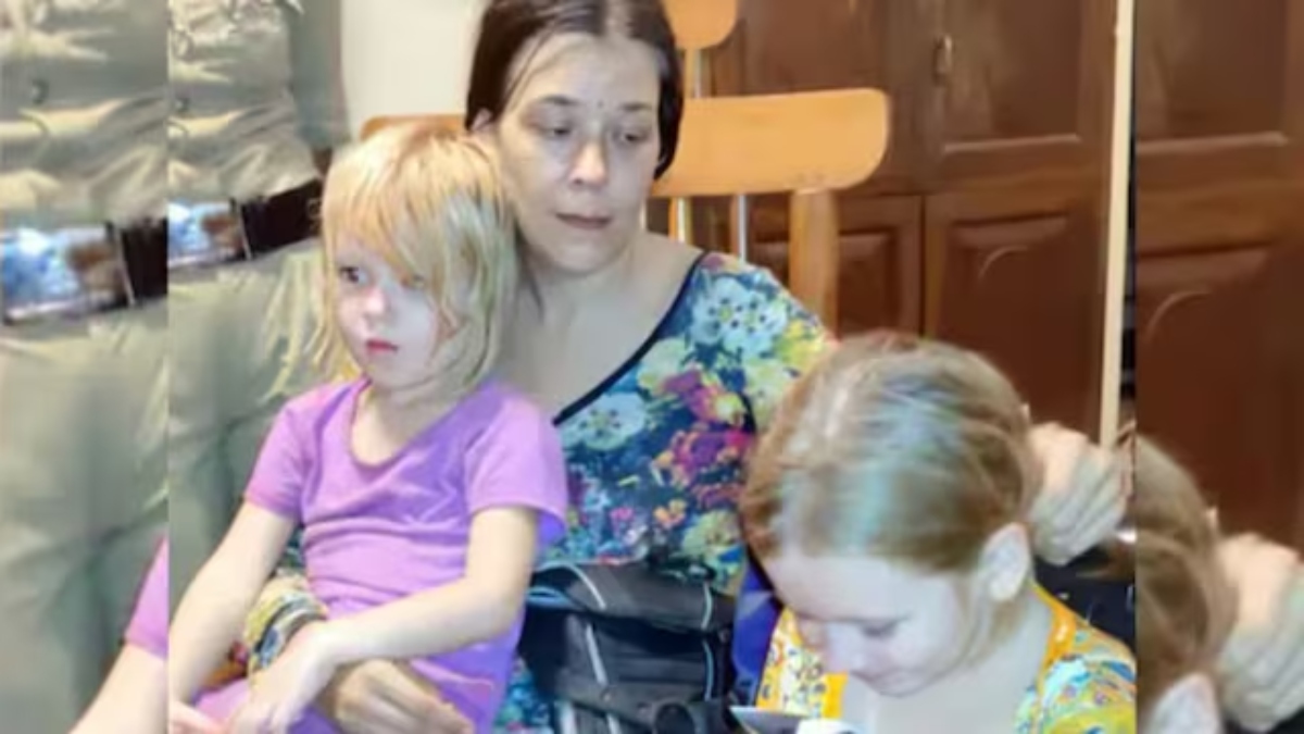 Nina Kutina con sus hijas