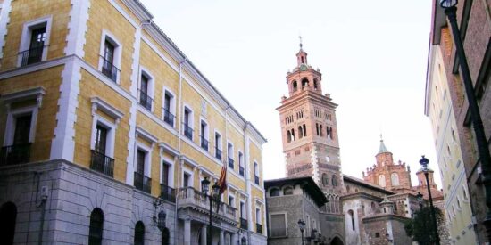 Teruel se ti&ntilde;e de blanco y morado en las Fiestas del &Aacute;ngel