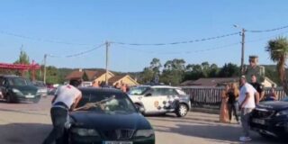 Un coche intenta atropellar a un rival
