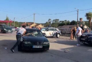 Un coche intenta atropellar a un rival