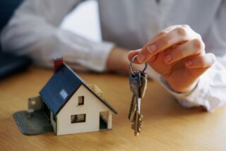 El &lsquo;boom&rsquo; inmobiliario se frena: menos compraventas de viviendas tras 14 meses de subidas