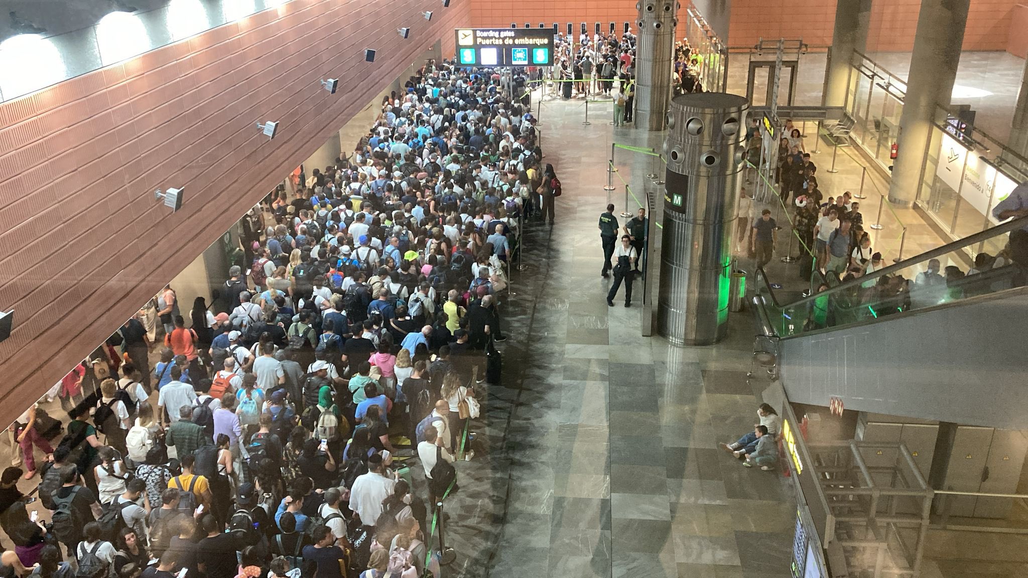 Caos en la T4 de Barajas: el colapso de los controles fronterizos desata una tormenta política en pleno inicio del verano