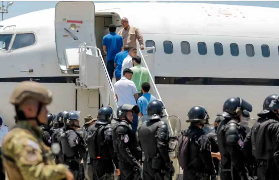 Venezuela recibe a 252 migrantes deportados desde El Salvador tras un polémico canje con EE. UU.