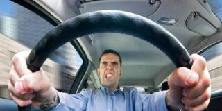 Conductor enfadado con la DGT