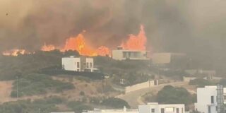 El fuego llega a las viviendas en Tarifa