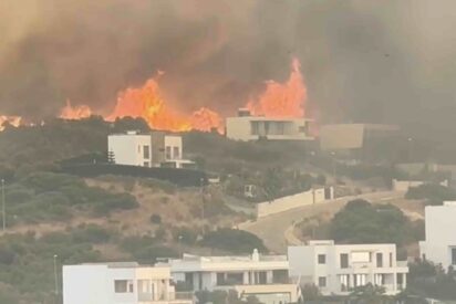 El fuego llega a las viviendas en Tarifa