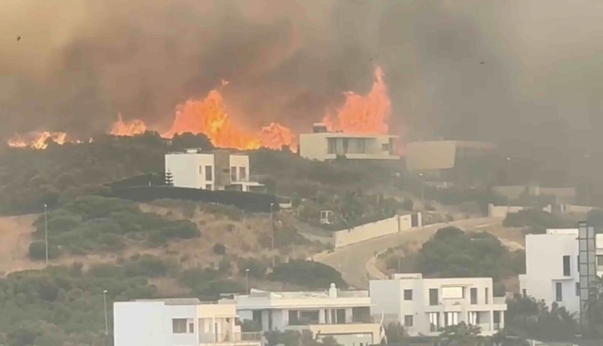 El fuego llega a las viviendas en Tarifa