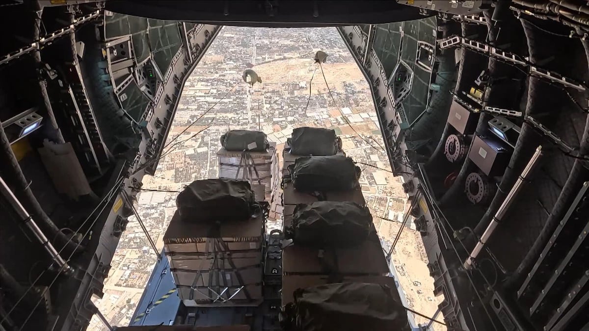 España lanza 12 toneladas de ayuda humanitaria sobre la franja de Gaza