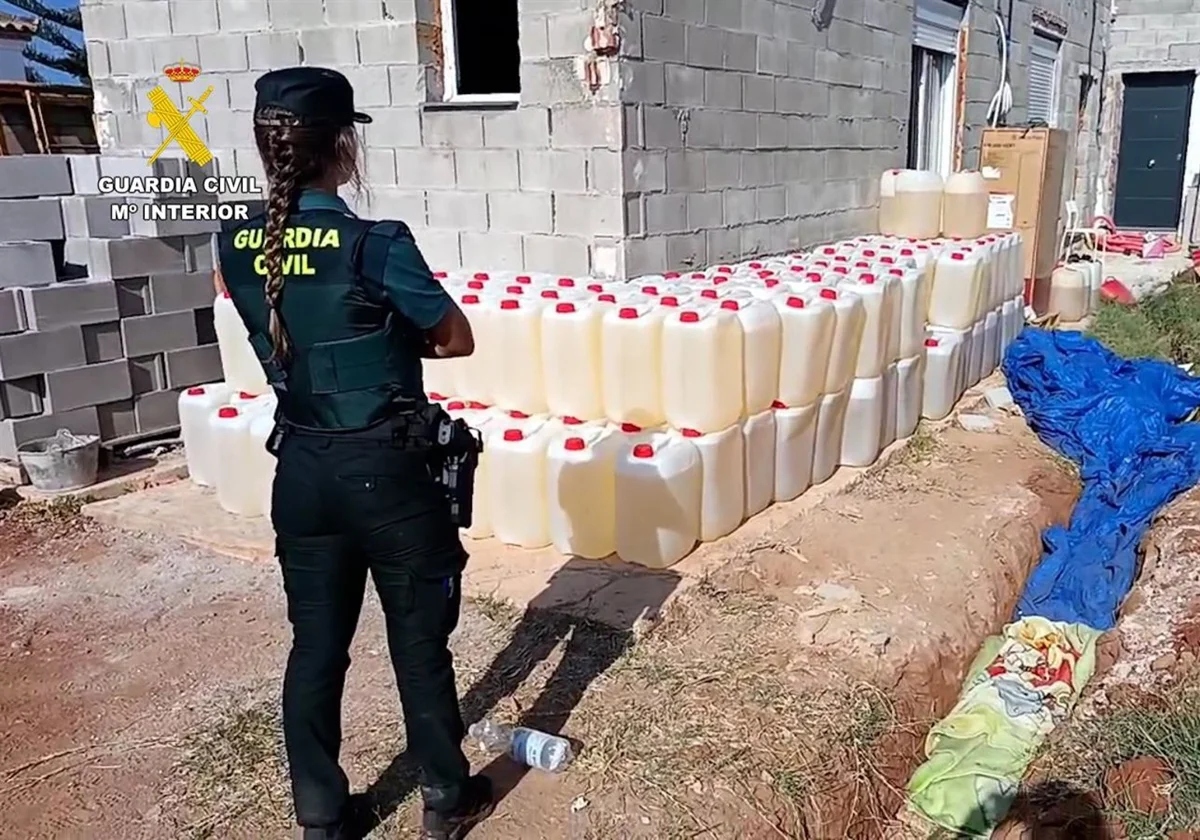 Garrafas de combustible para las narcolanchas