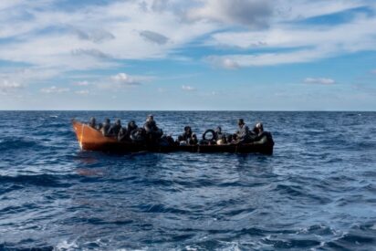 Inmigrantes ilegales en una patera, rumbo a España