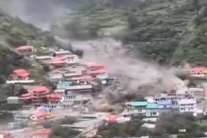 Un muro de barro arrasa el pueblo indio