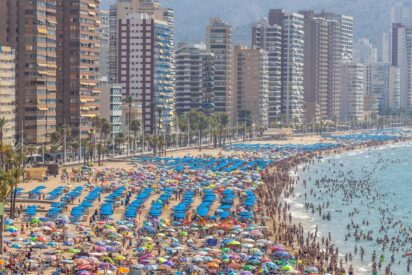 La repleta Playa de Levante en Benidorm