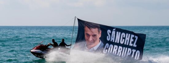 Moto de agua con la lona de Sánchez y la 'Canción del Verano'