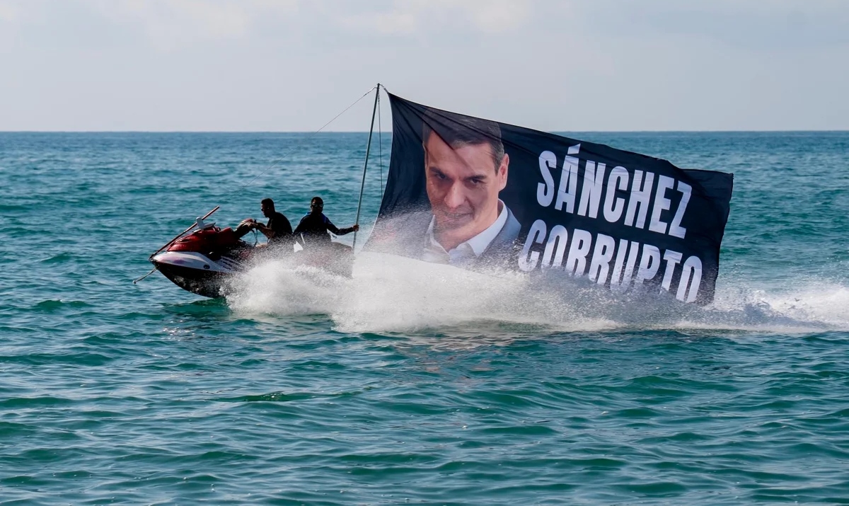 Moto de agua con la lona de Sánchez y la 'Canción del Verano'