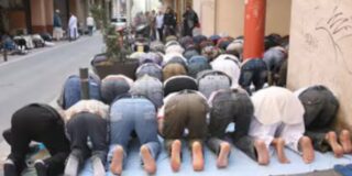 Musulmanes rezando en la calle
