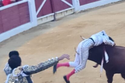 Roca Rey y su ángel de la guarda: dos cogidas estremecedoras y salida a hombros en Huesca