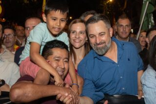 Santiago Abascal con la gente, en la calle