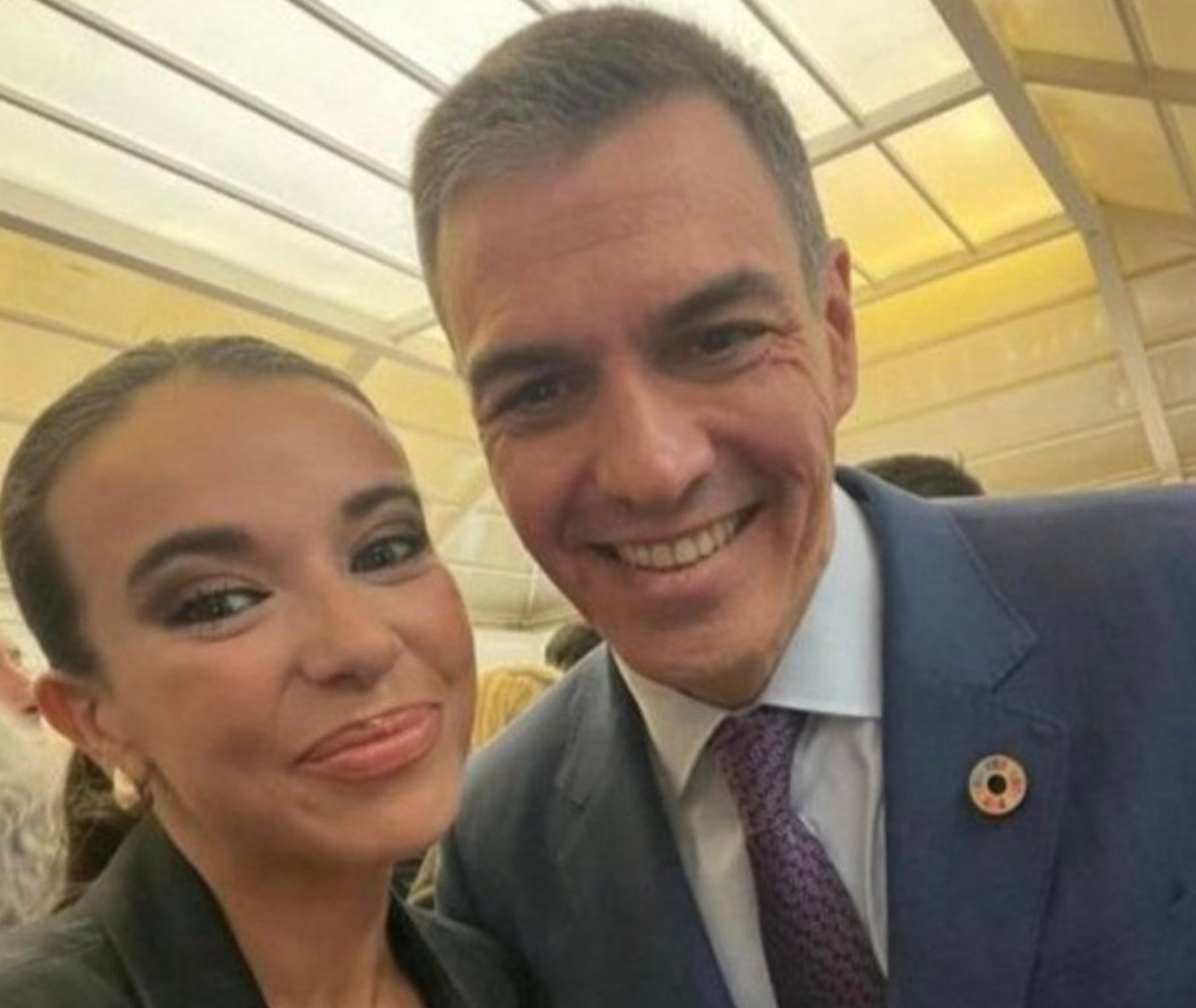 Sarah Santolalla con Sánchez (PSOE)